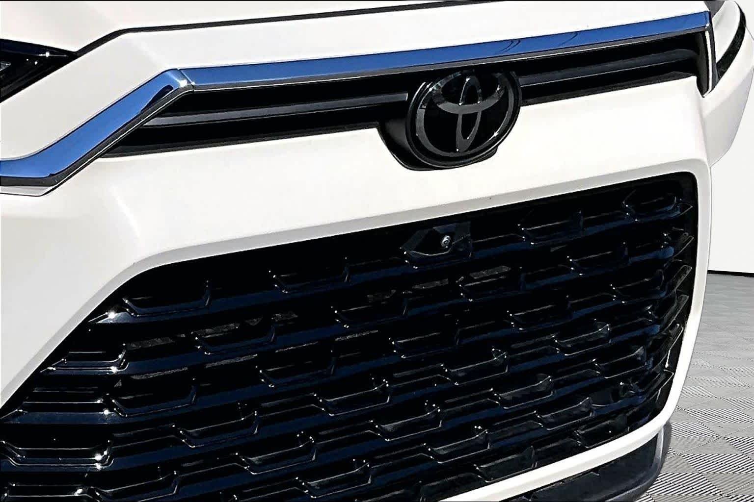 Used 2024 Coastal Cream Toyota Platinum image 29
