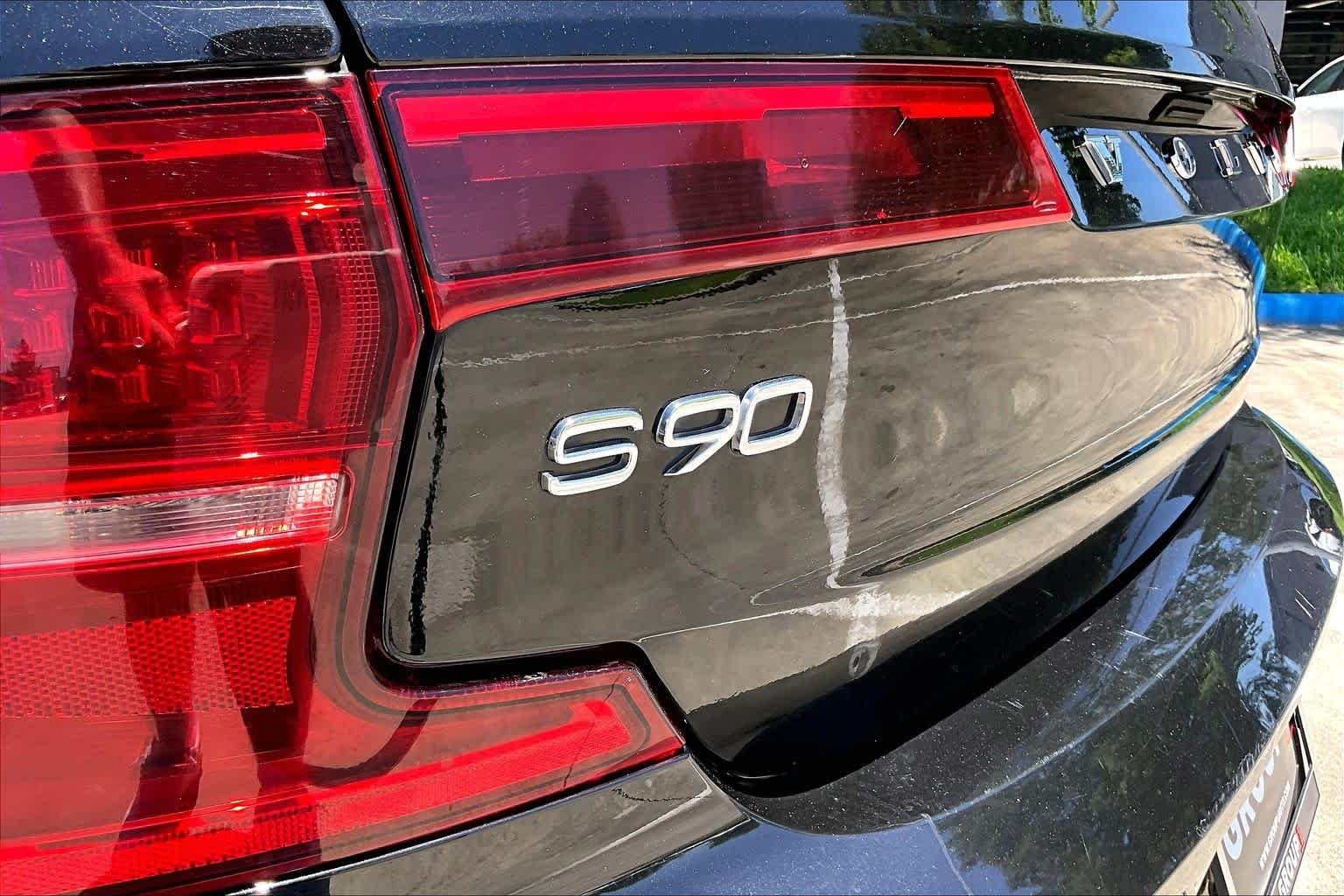 Used 2018 Onyx Black Metallic Volvo Momentum image 29