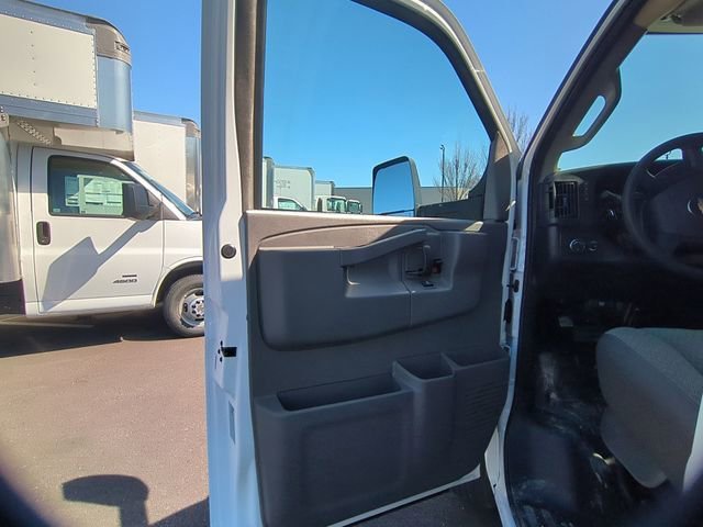 New 2025 Summit White Chevrolet 1WT image 22