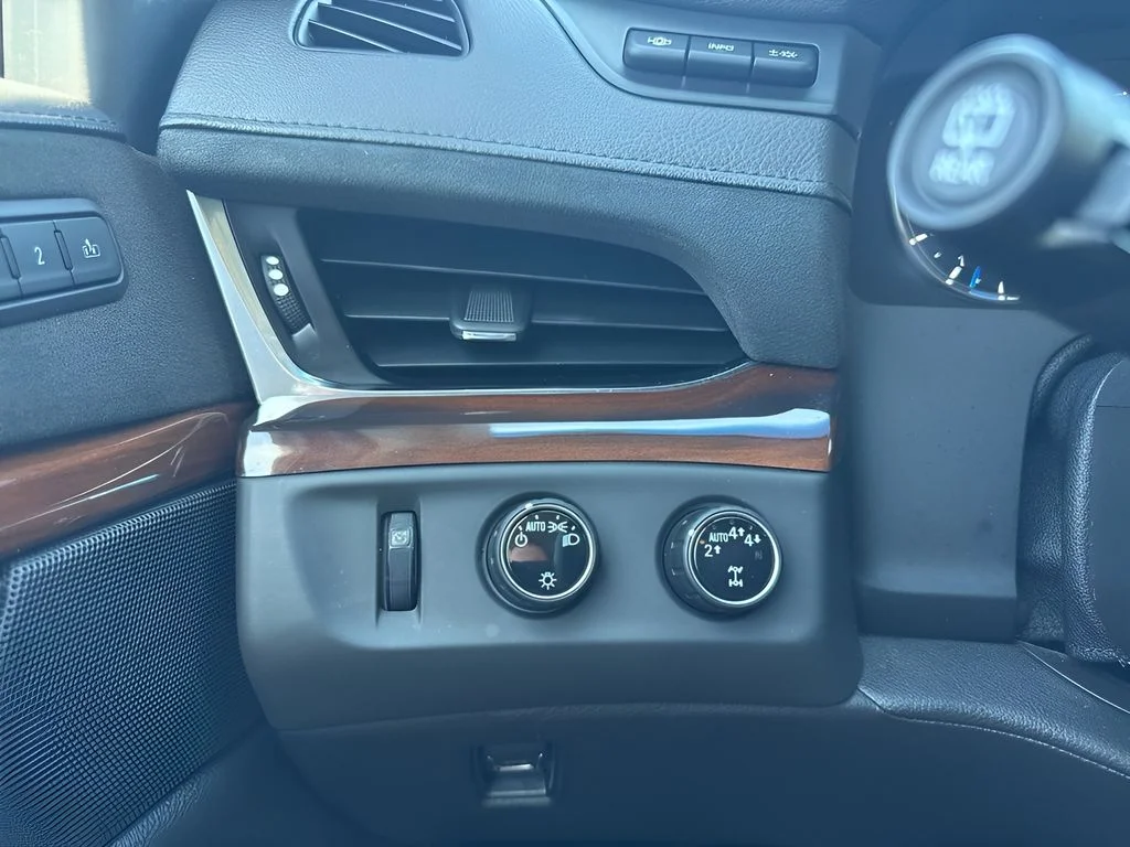 Used 2018  Cadillac Premium Luxury image 28