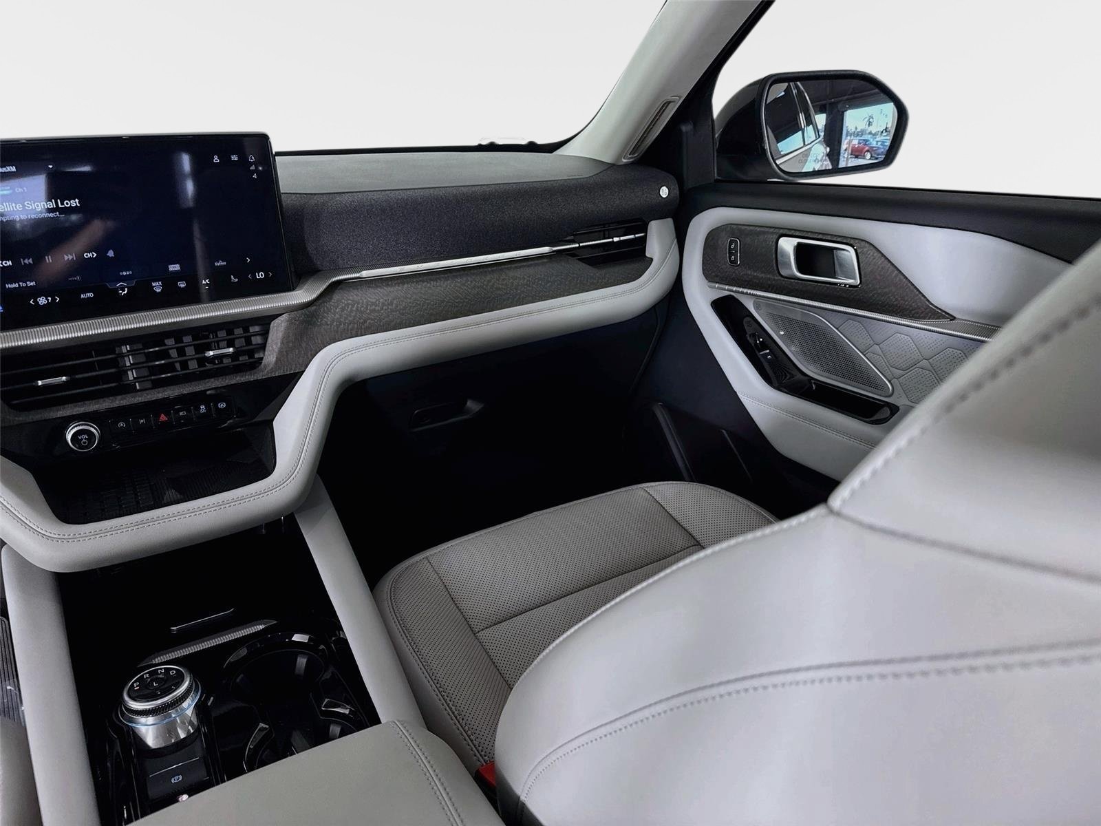 Used 2025 White Metallic Ford Platinum image 26