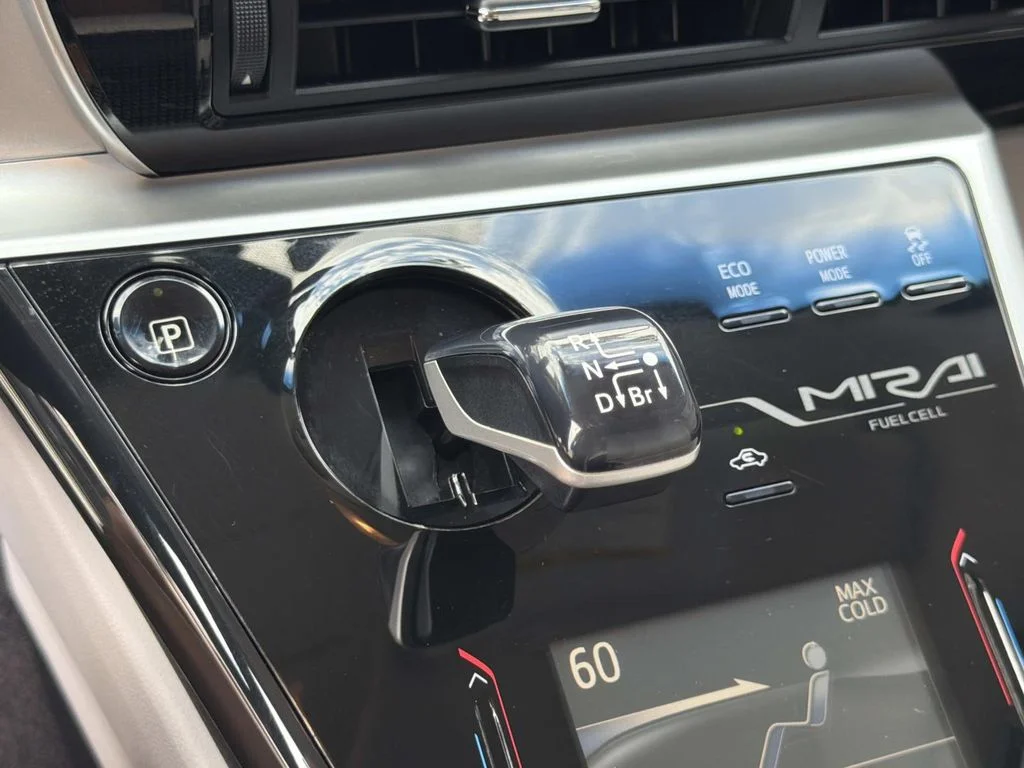 Used 2018 CRYSTAL WHITE Toyota Base image 11
