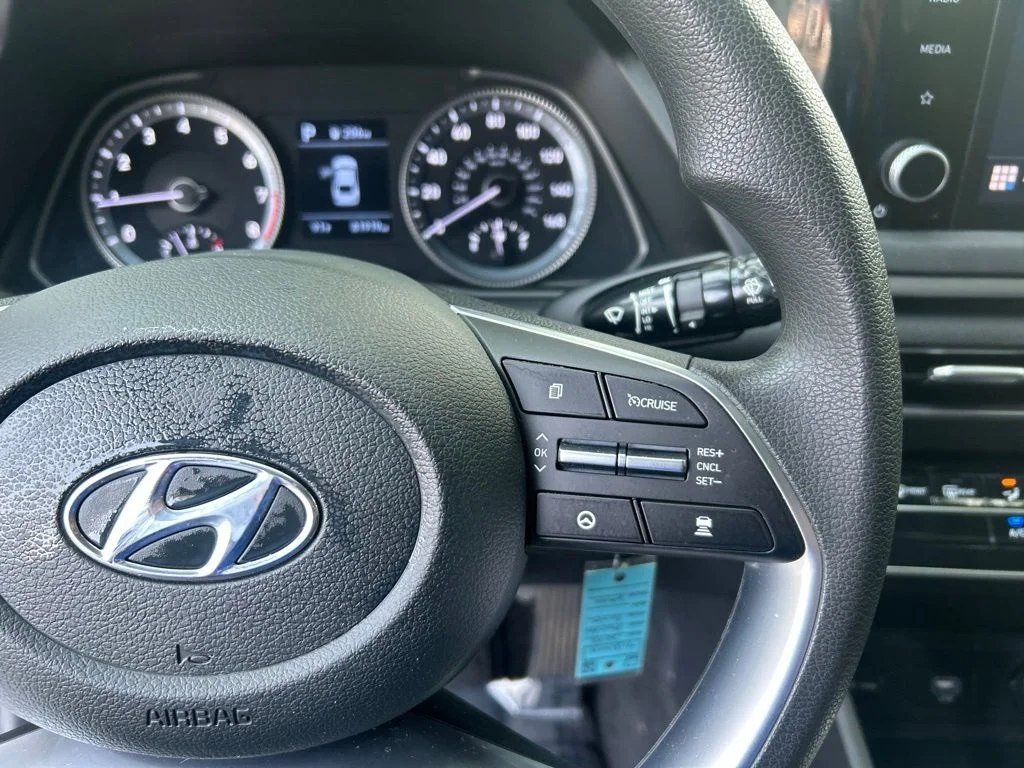 Used 2023 White Hyundai SE image 21