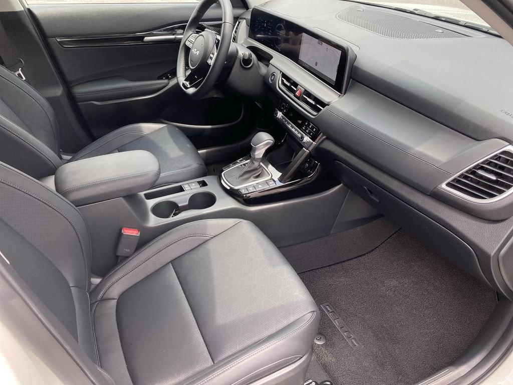 Used 2026 Clear White/Black Roof Kia SX image 34