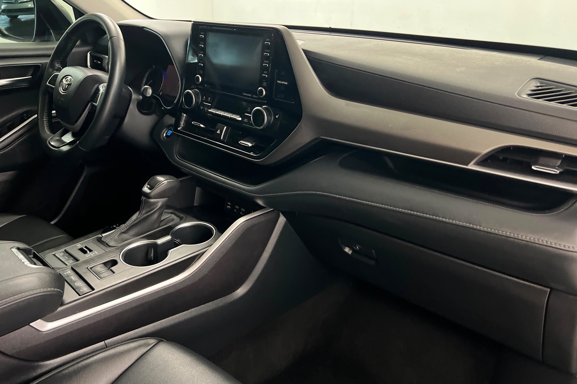Used 2022 Gray Toyota XLE image 25