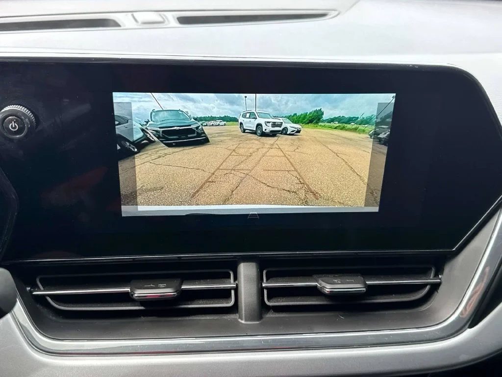 Used 2025 White Chevrolet LT image 34