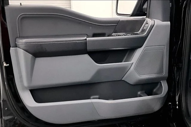 Used 2025 Agate Black Metallic Ford XLT image 19