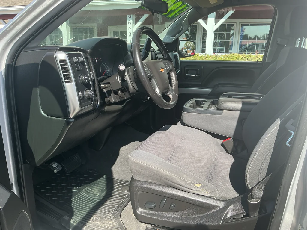 Used 2018 Silver Ice Metallic Chevrolet LT image 12