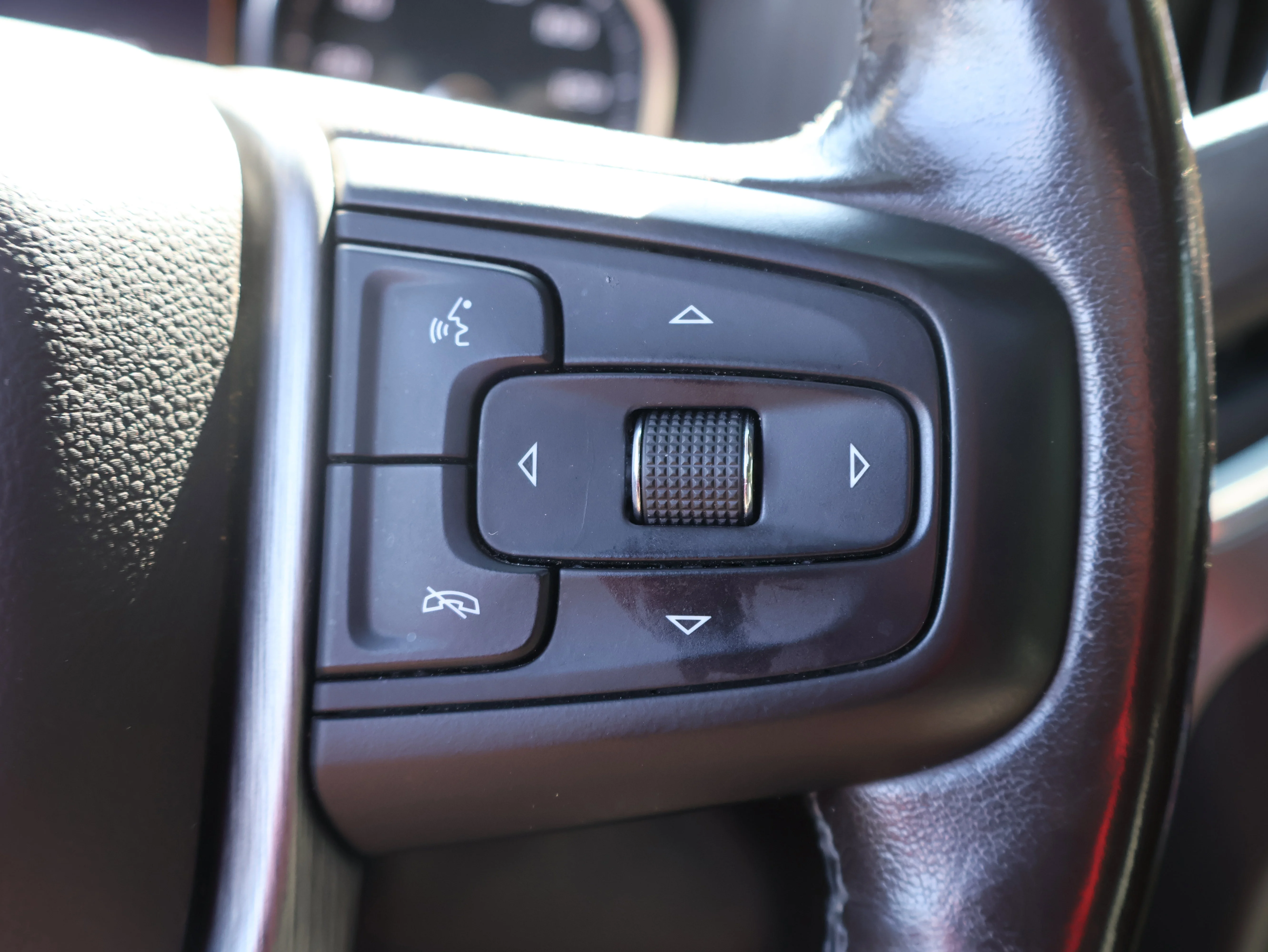 Used 2019 White Frost Tricoat GMC Denali image 38