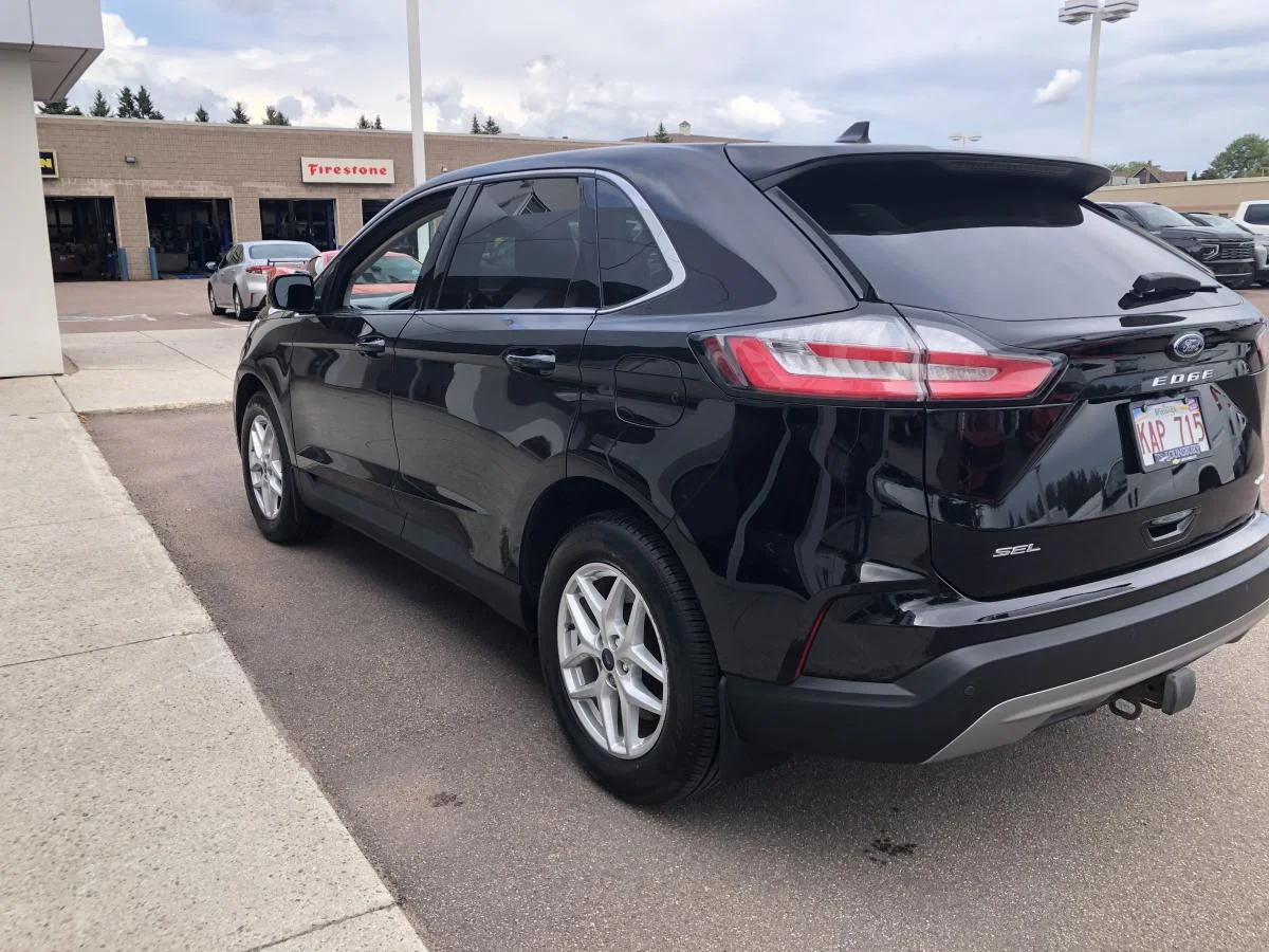 Used 2022 Black Ford SEL AWD image 6