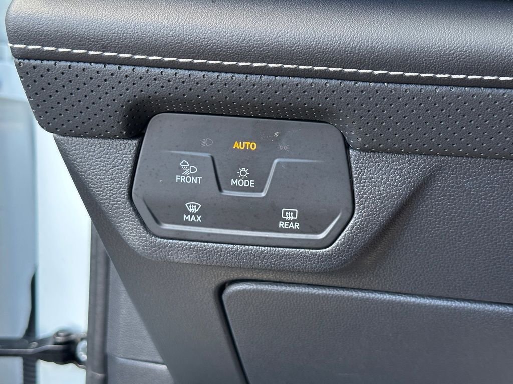 Used 2025  Volkswagen 2.0T SE w/Technology image 23