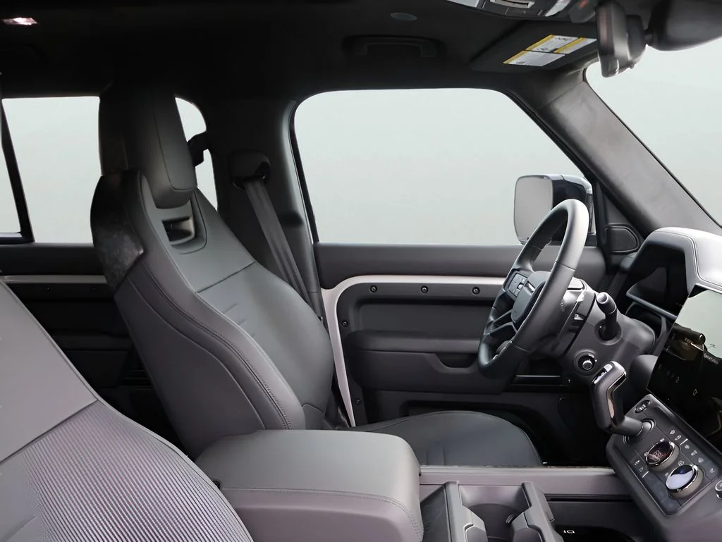 2026 Land Rover Defender OCTA - Photo 12