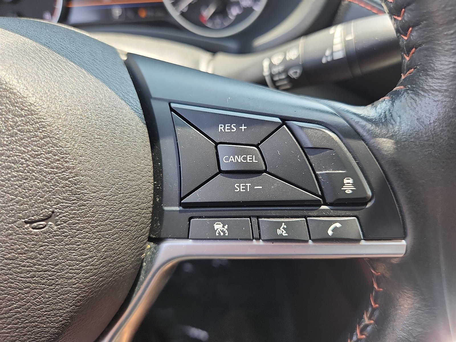 Used 2025 Aspen White Tricoat/Super Black Nissan SR image 22