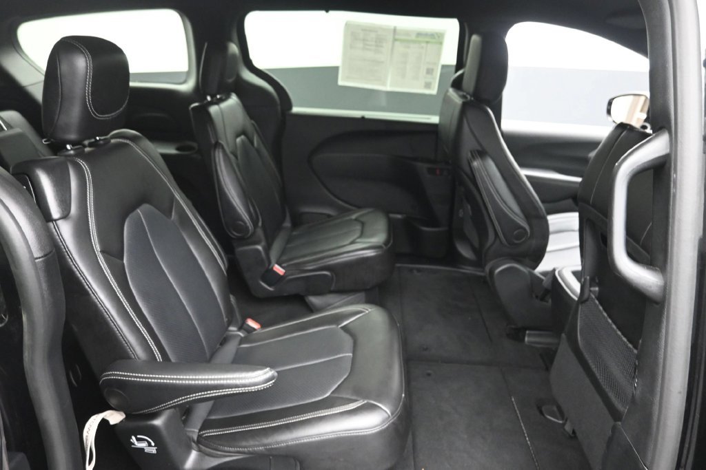 Used 2025 Black Chrysler Select image 9