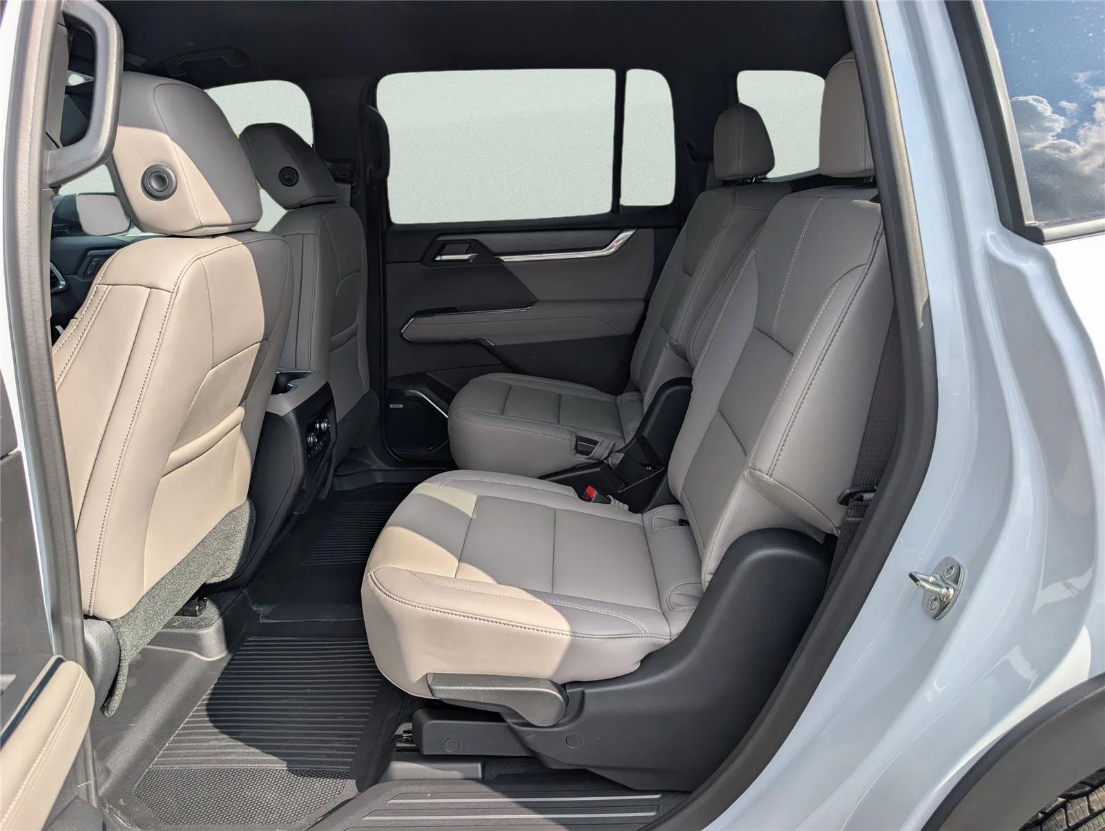 New 2026 Glacier White Tricoat GMC Elevation image 19