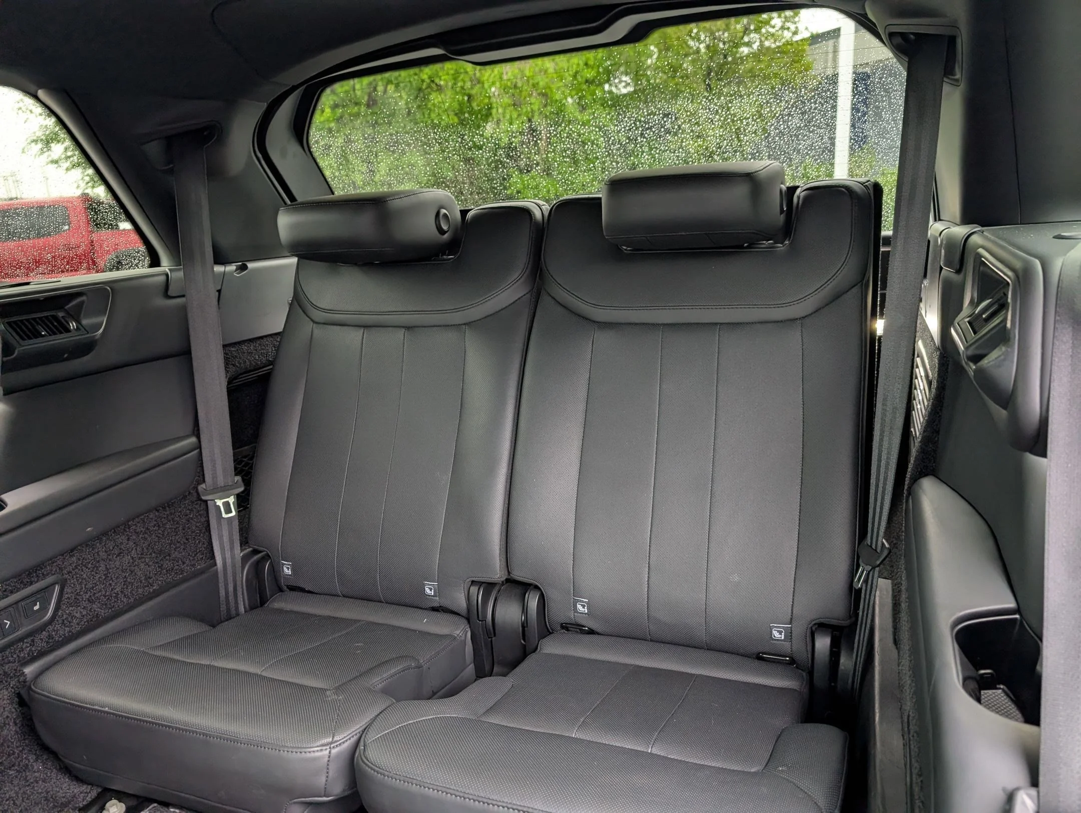 Used 2025 Icy White SV Bespoke Special Effect Satin Land Rover SE image 32