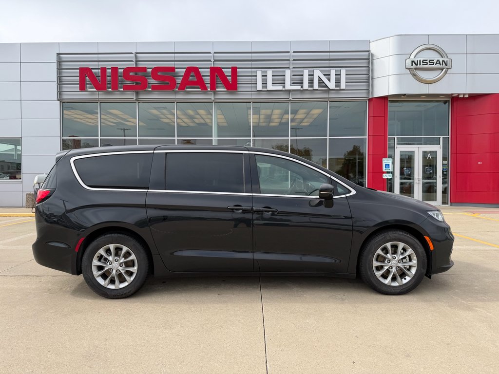2026 Chrysler Pacifica Limited's photo
