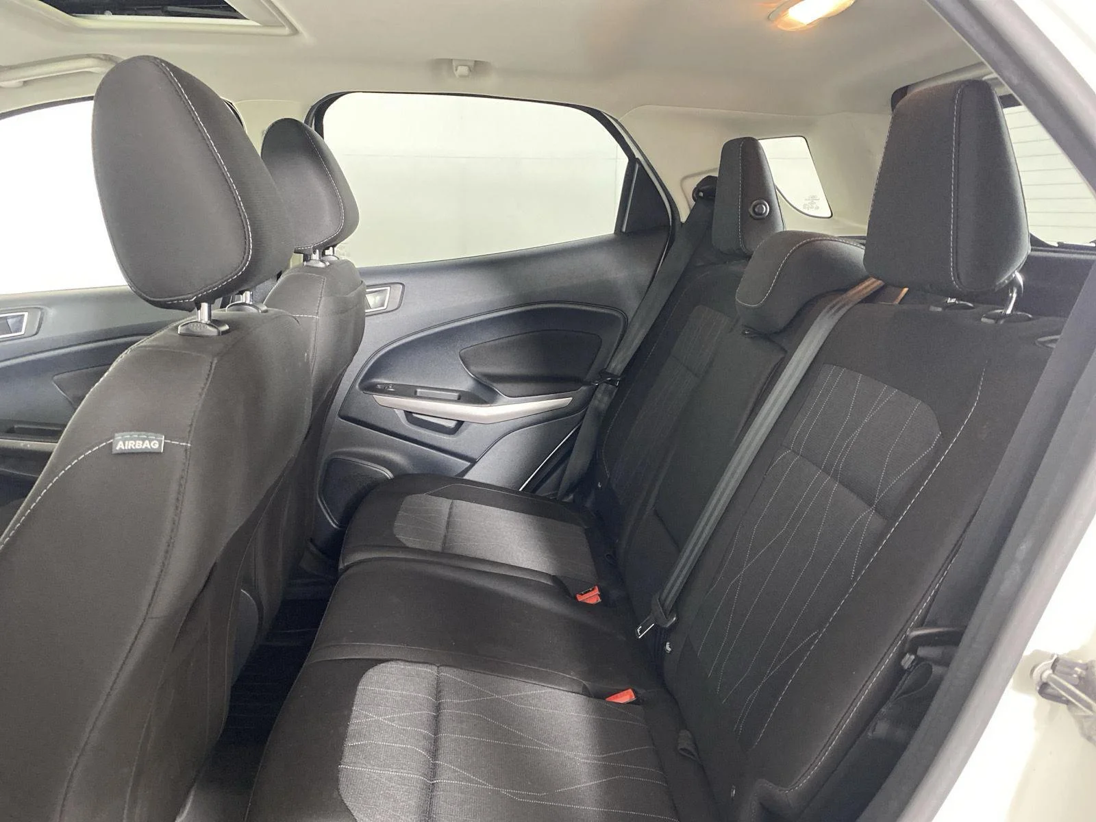 Used 2019 Diamond White Ford SE image 27