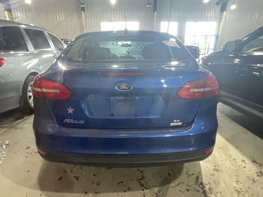 Used 2018 Blue Ford SE image 5