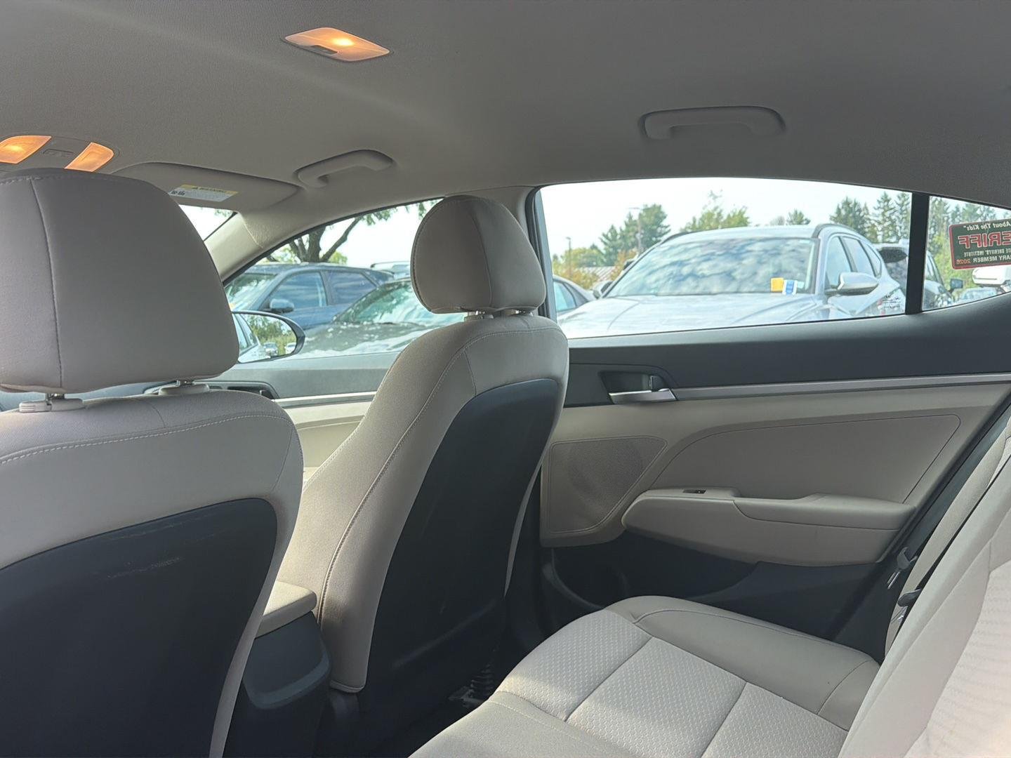 Used 2020 Quartz White Pearl Hyundai SE image 9