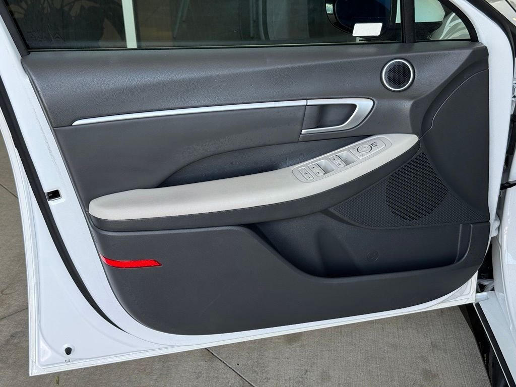 Used 2025 White Hyundai SEL image 22
