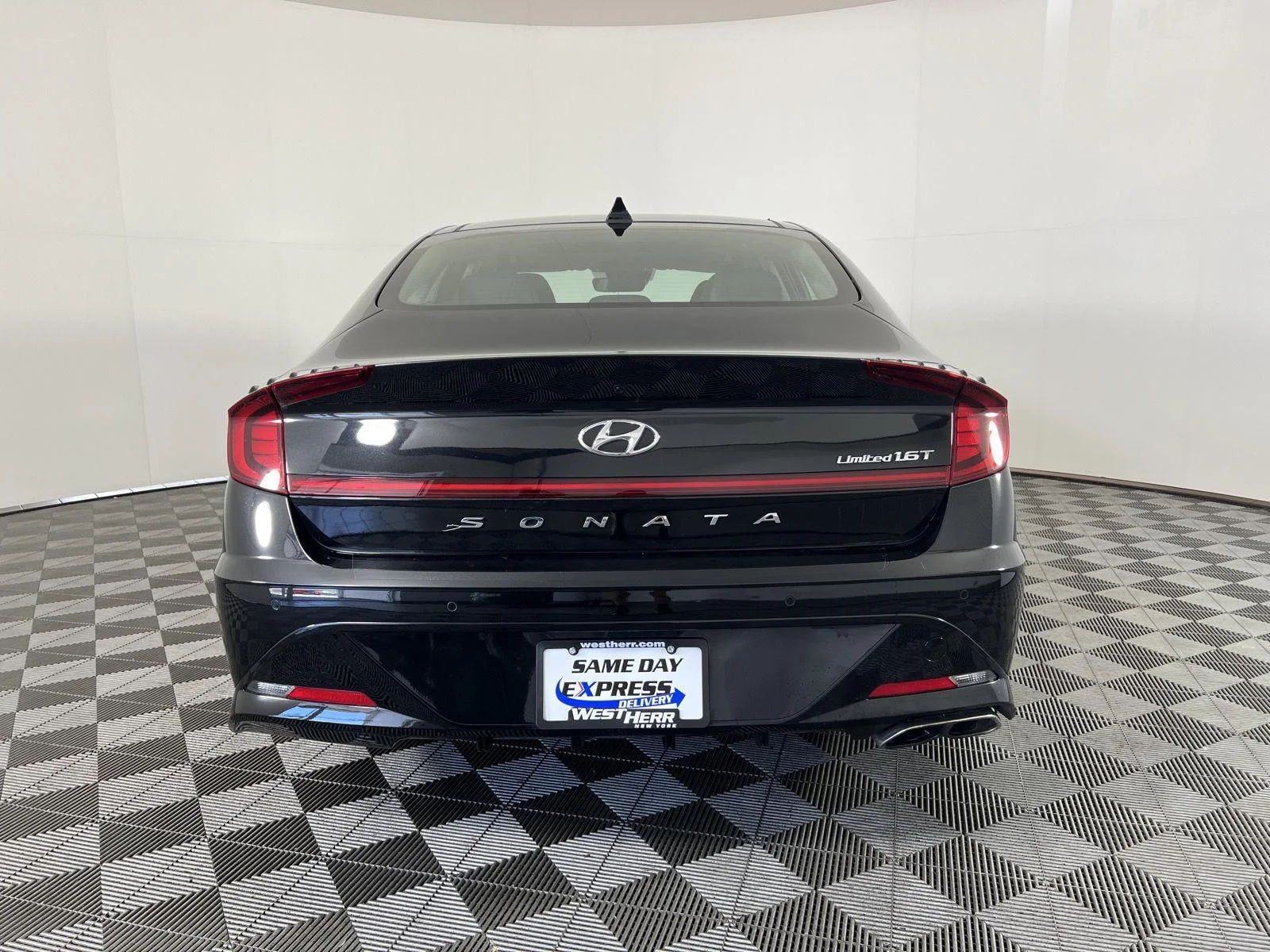 Used 2022 Phantom Black Hyundai Limited image 4