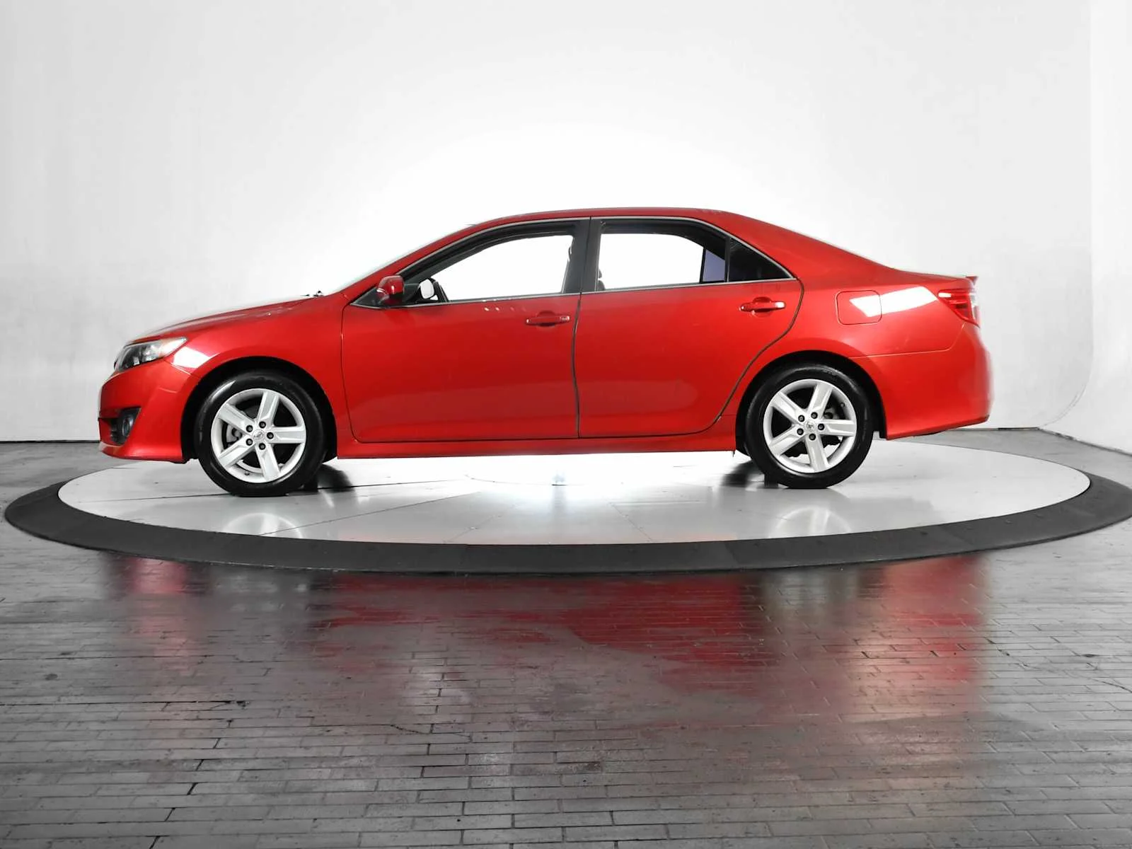Used 2013 Barcelona Red Metallic Toyota SE image 2