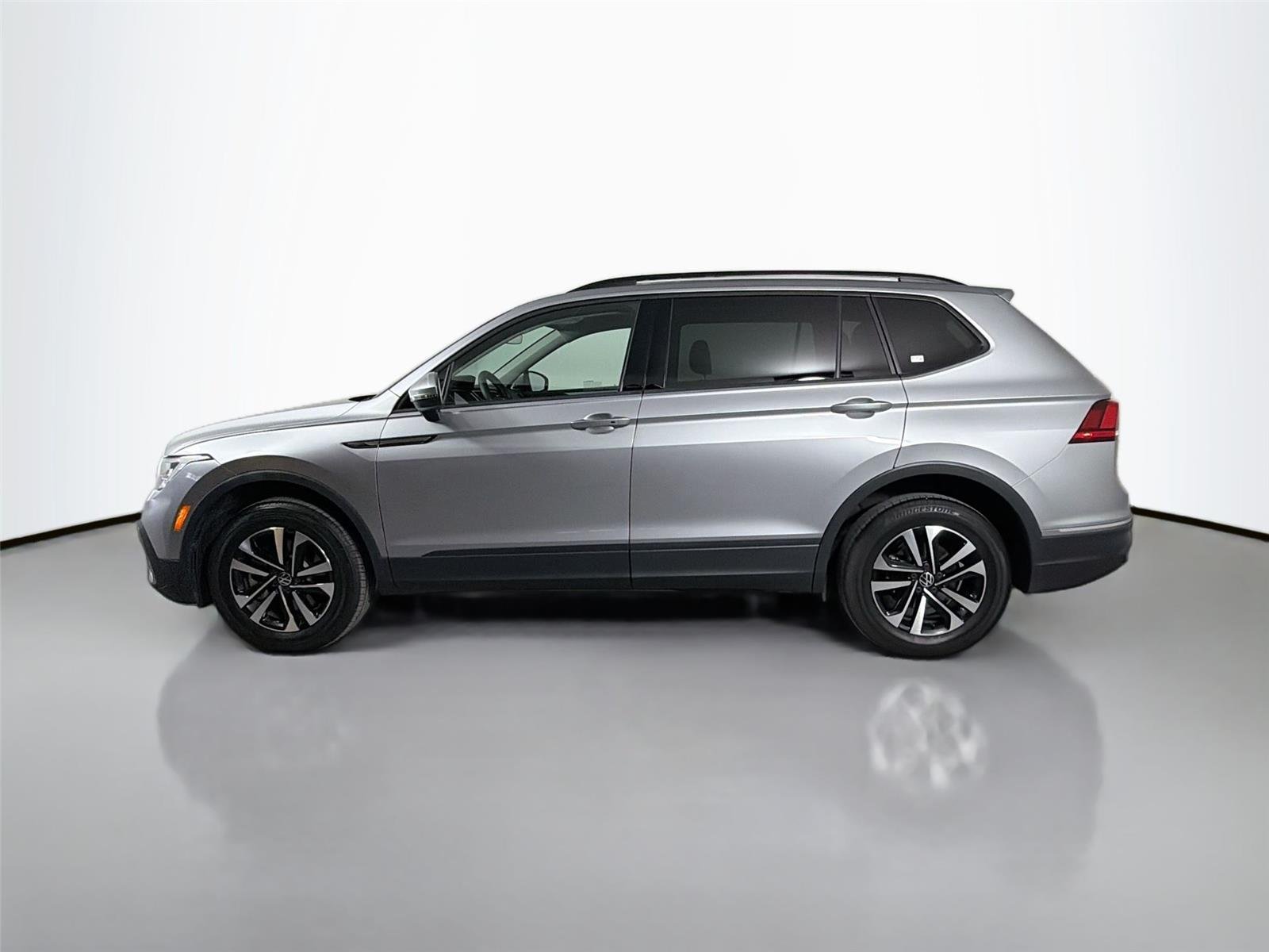 Used 2022  Volkswagen S image 9
