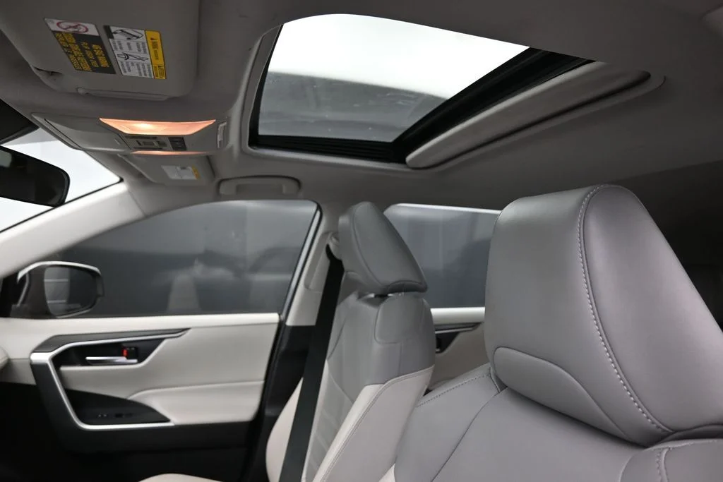 Used 2020 Silver Toyota XLE Premium image 15