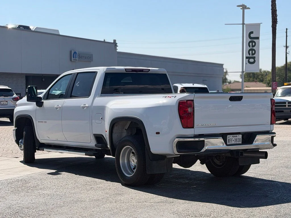 Used 2025 White Chevrolet LT image 3