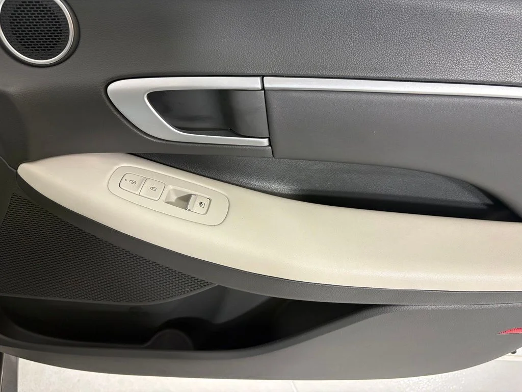 Used 2025 White Hyundai SEL image 12