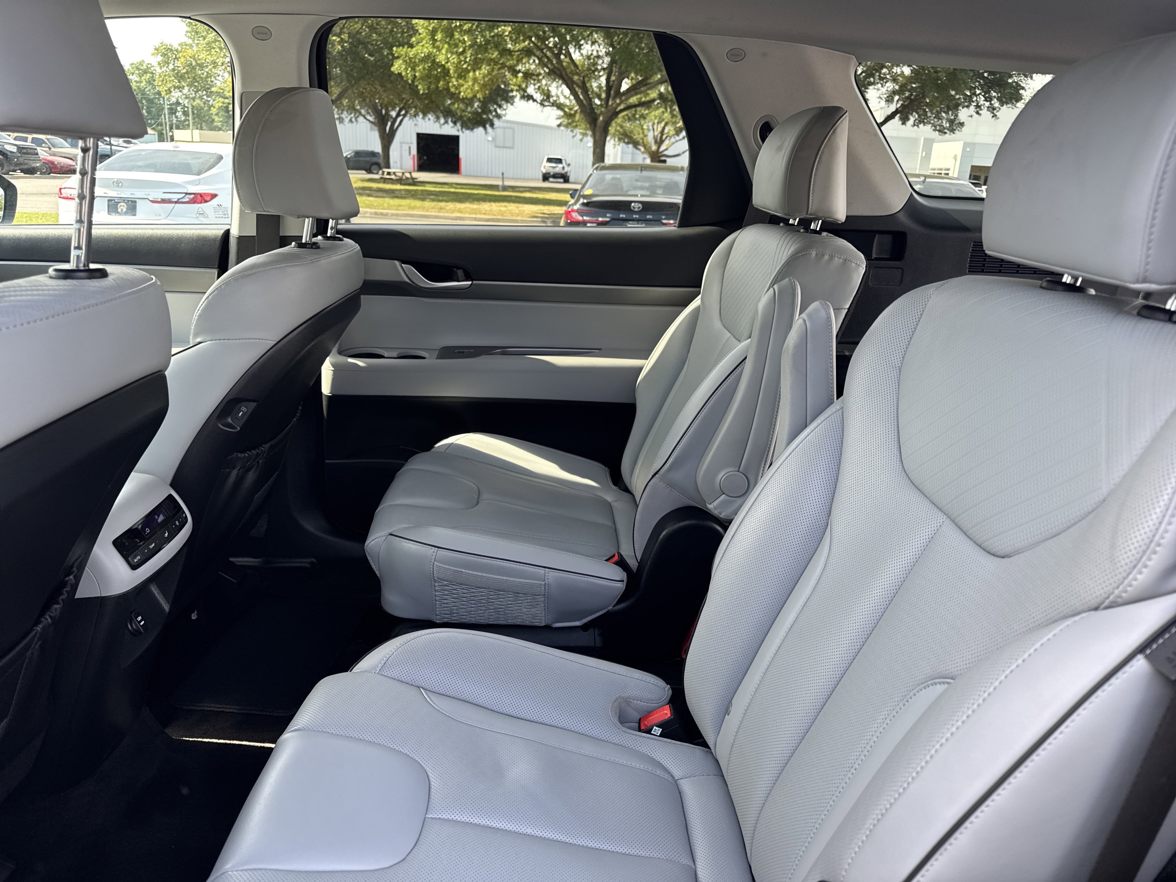 Used 2025 Moonlight Cloud Hyundai SEL image 23