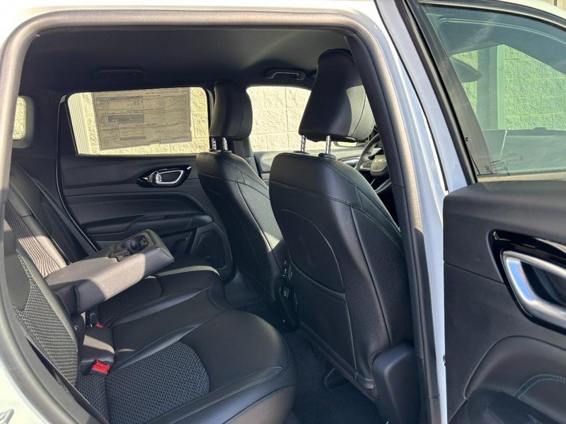 New 2026 Bright White Clear-Coat Exterior Paint Jeep Latitude Altitude 4x4 image 7