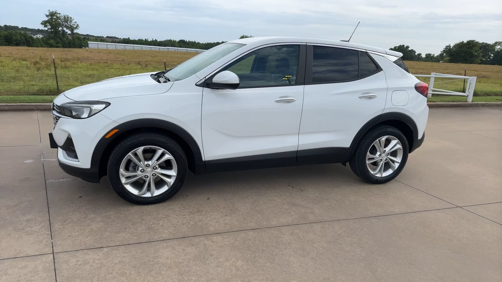Used 2023 Summit White Buick Preferred image 5
