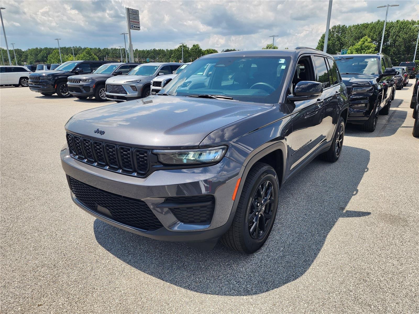 Certified Used 2024 Baltic Gray Metallic Clearcoat Jeep Altitude X image 4