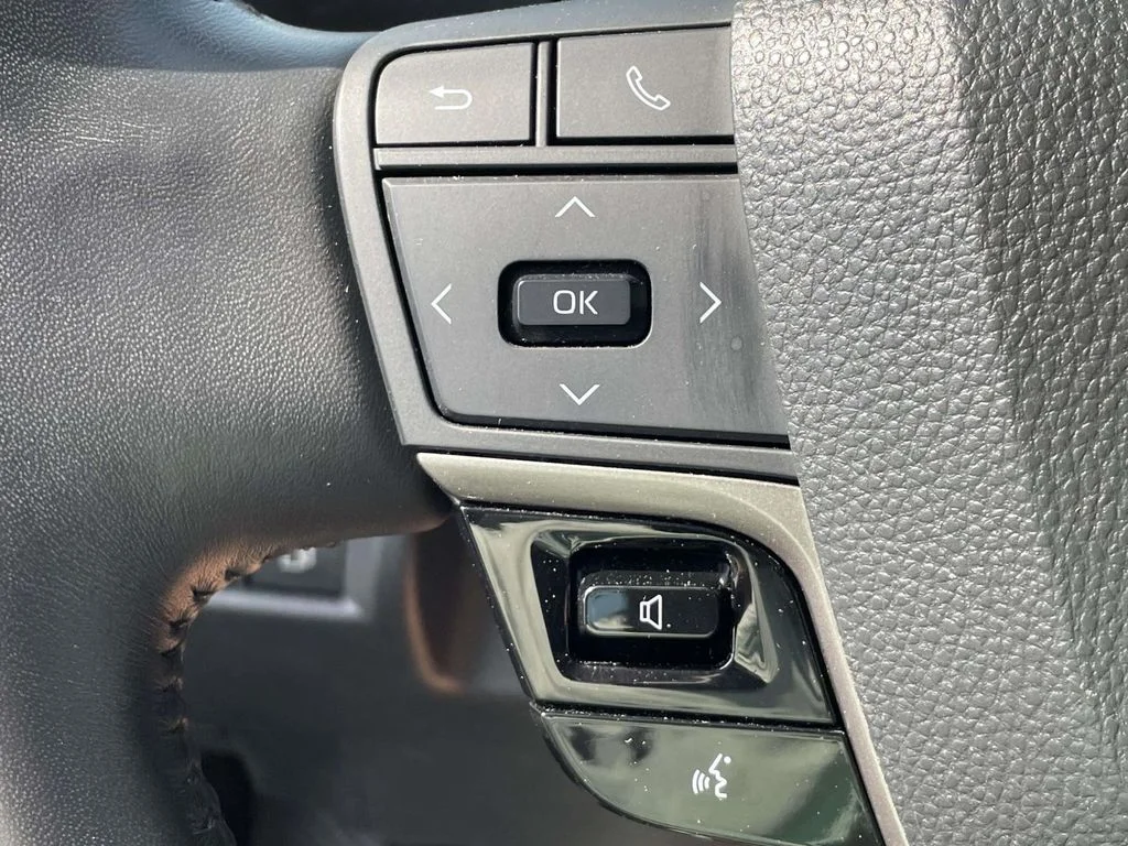 2025 Toyota Camry LE - Photo 28