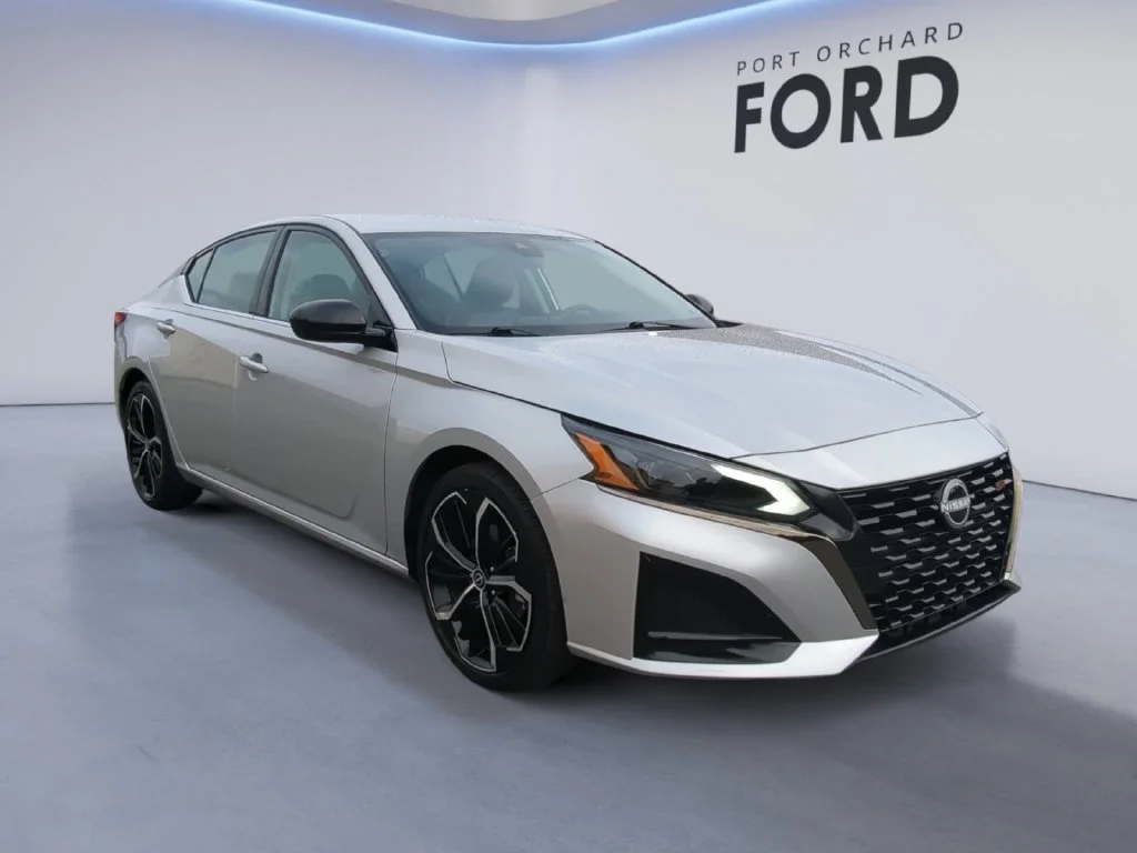 Used 2025 Silver Nissan 2.5 SR image 9