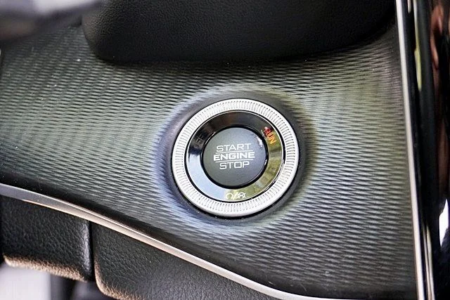 Used 2023 White Jeep Laredo image 29