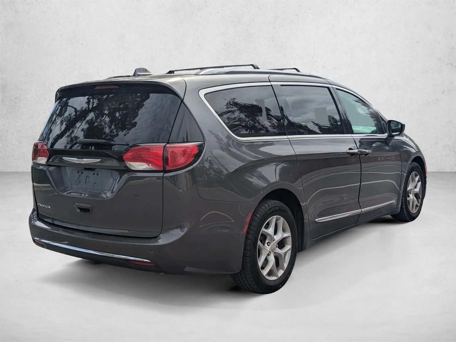 Used 2017 Granite Crystal Metallic Clearcoat Chrysler Touring-L Plus image 5