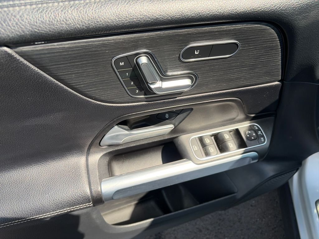 Used 2023 Silver Mercedes-Benz GLB 250 image 10