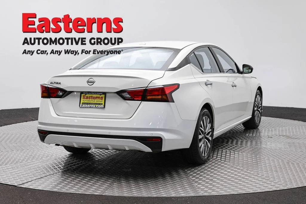 Used 2025 White Nissan 2.5 SV image 5