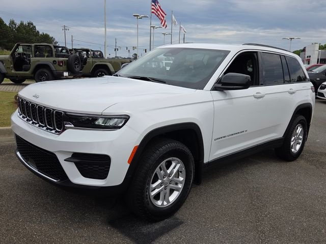 Used 2025 White Jeep Laredo image 3