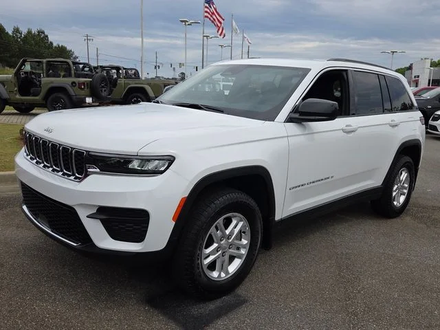 Used 2025 White Jeep Laredo image 3