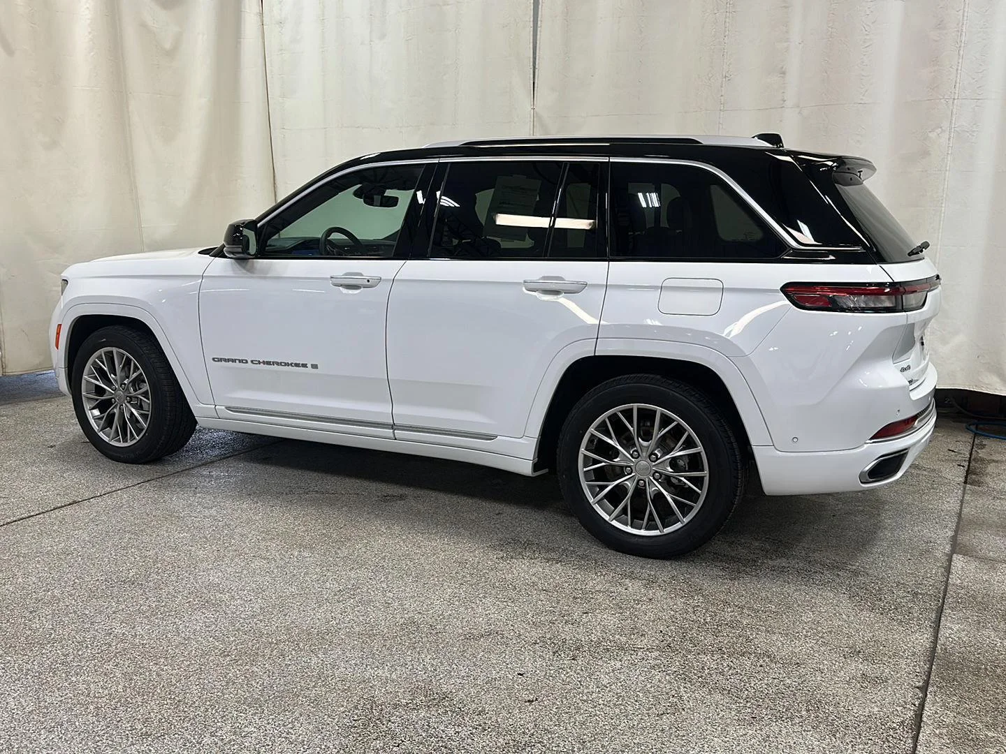 Used 2023 Bright White Clearcoat Jeep Summit image 3