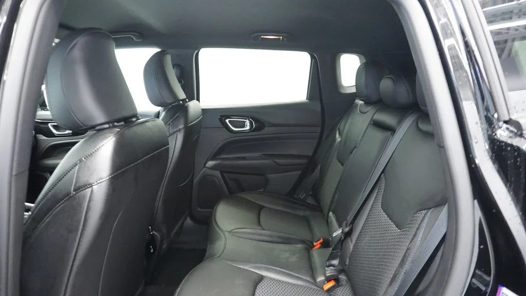 New 2026 Diamond Black Crystal Pearlcoat Jeep Latitude image 26