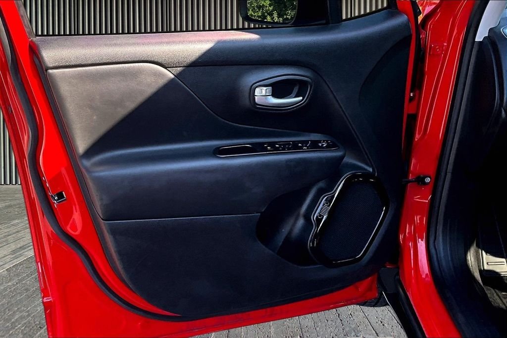 Used 2023 Red Jeep Altitude image 25