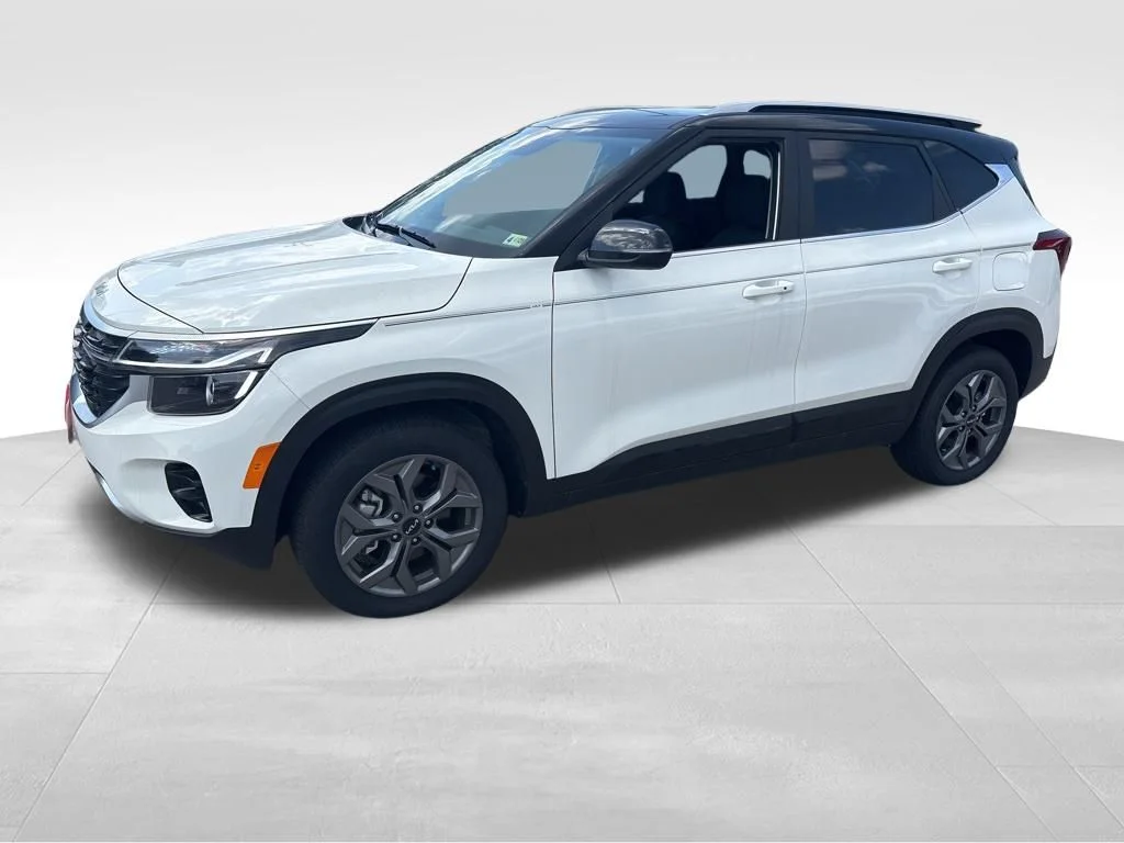 Used 2024 White Kia SX image 2
