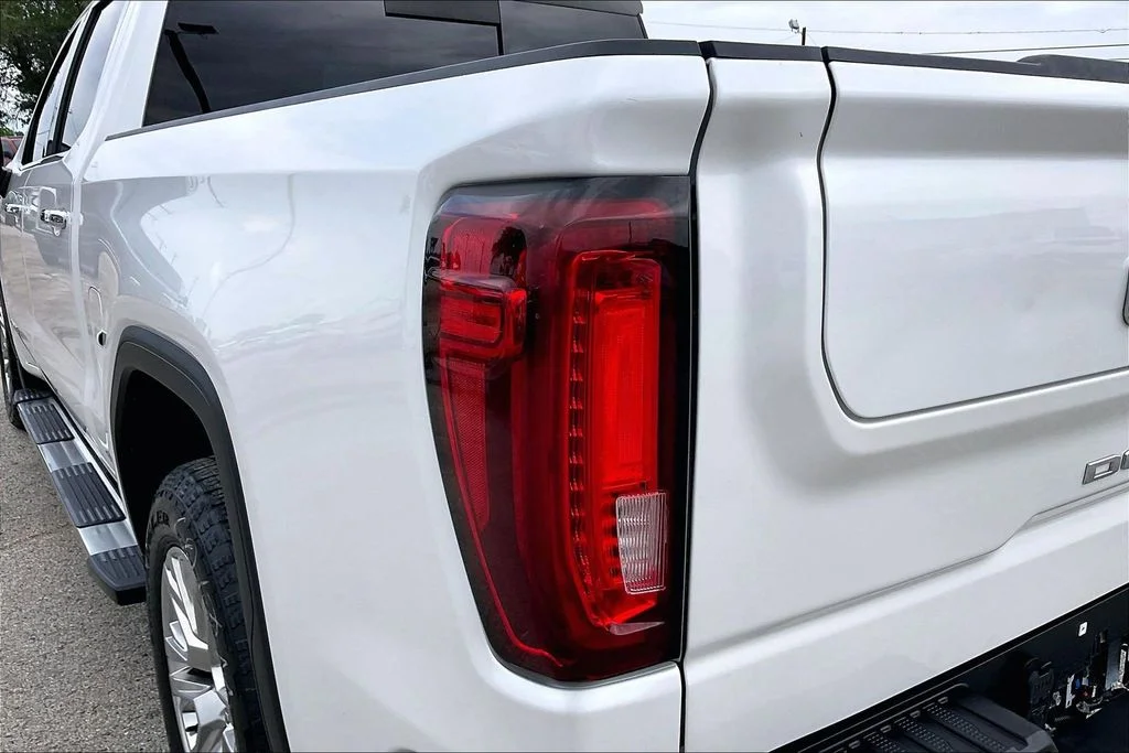 Used 2022 White GMC Denali image 20