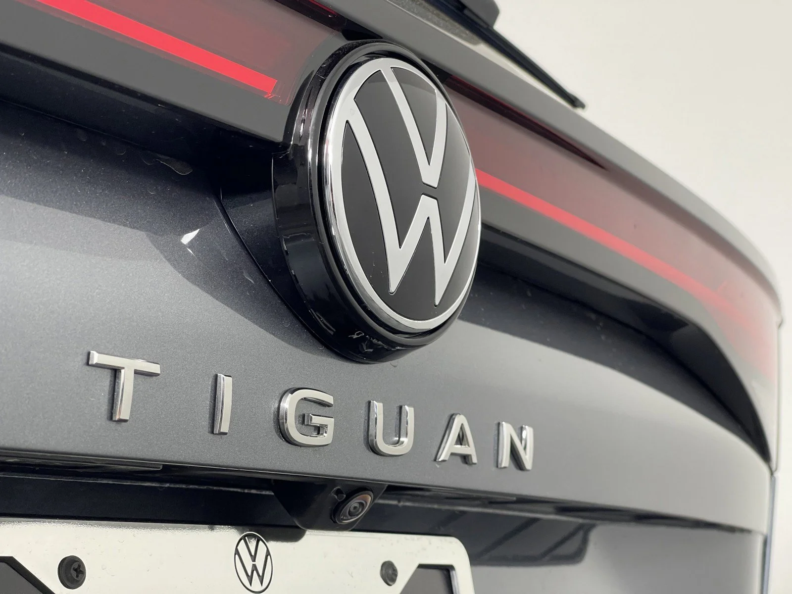 2025 Volkswagen Tiguan SE - Photo 13