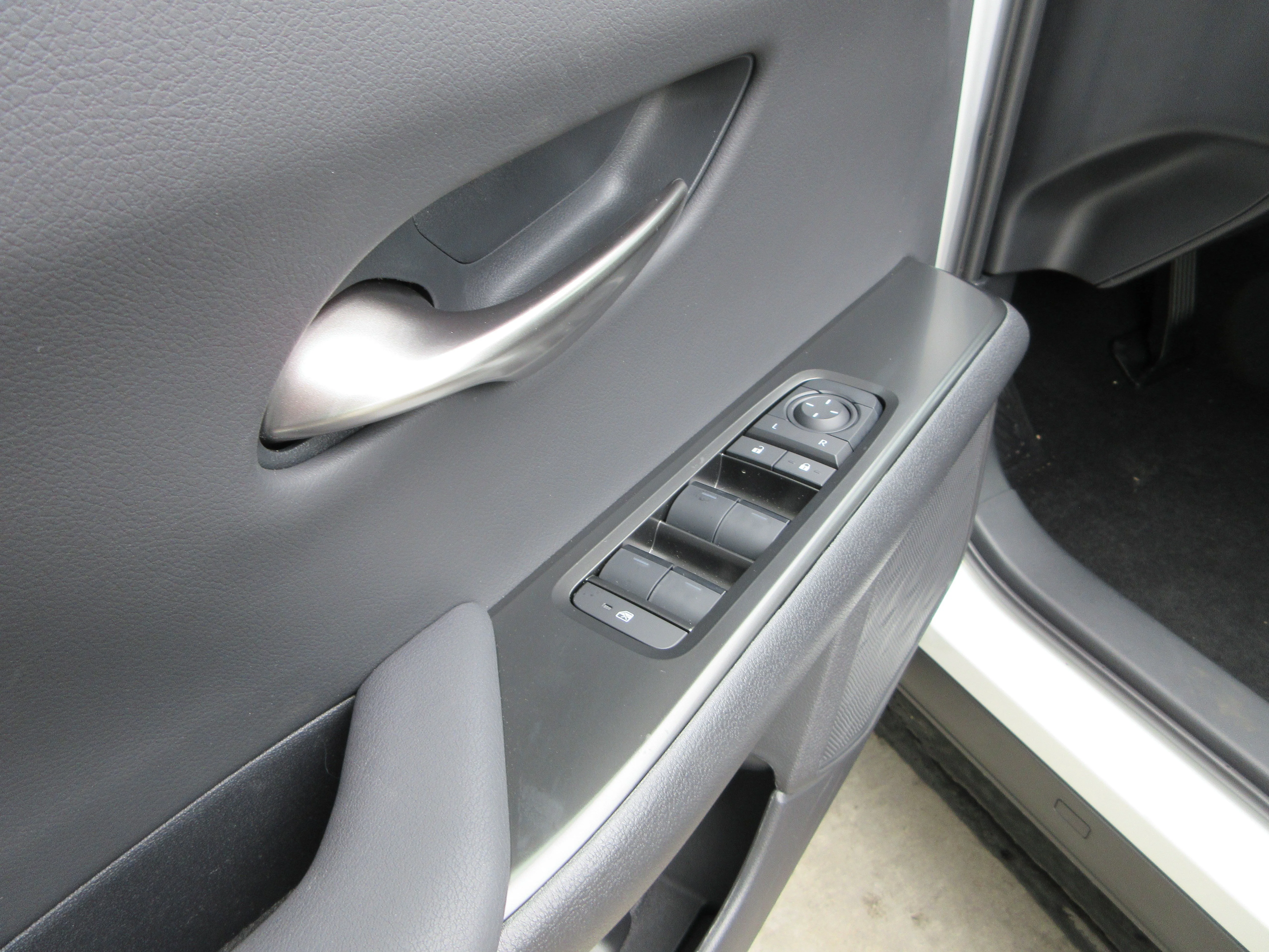2025 Lexus UX 300h Premium - Photo 25